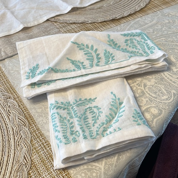 Linen Southern Living embroidered linen napkins. Set of 3. - Picture 3 of 6